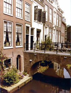 60950 Gezicht op de voorgevels van de huizen Kromme Nieuwegracht 47-lager te Utrecht; links het huis nr. 47 en rechts ...